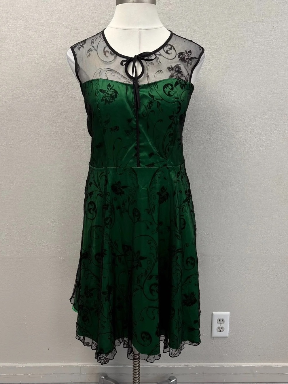 Lindy Bop Green & Black Floral Lace Cocktail Dress - Size 22